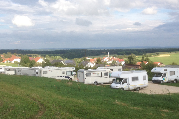 Blick auf die Zeltwiese des Campinggarten Leibertingen der Familie Klaus.