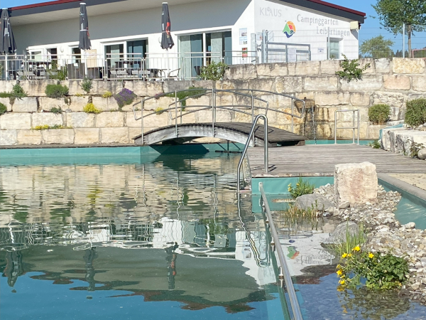 Blick auf unser Naturbad und das Bistro.